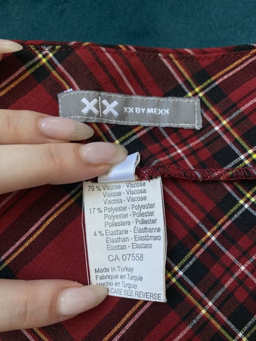 Червона спідниця в клітинку