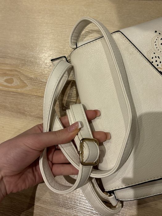 Biała skórzana torebka z paskiem