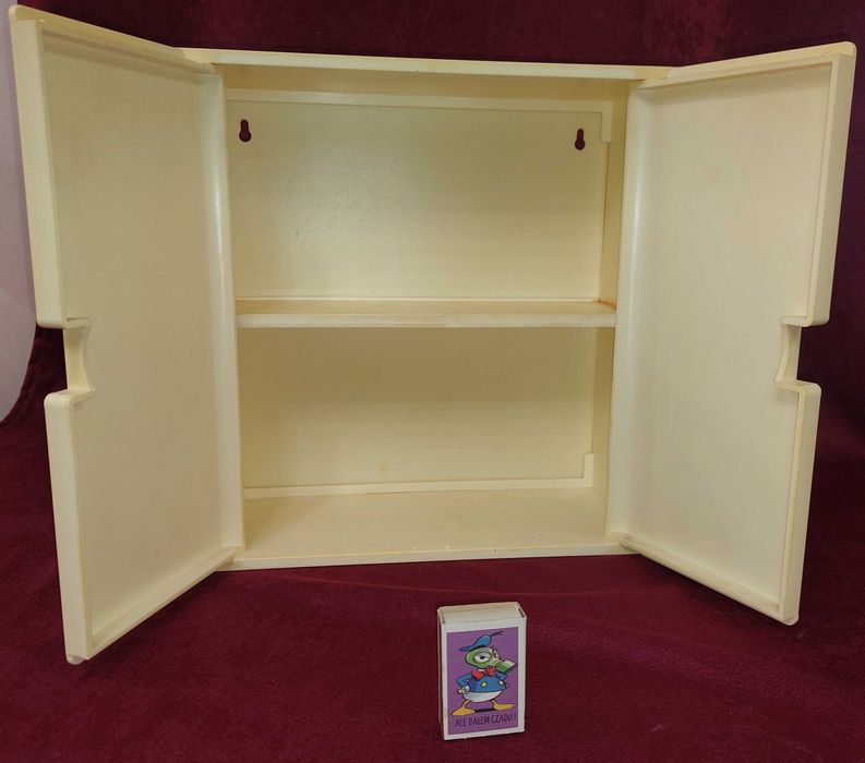 Пластикова навісна шафка / аптечка