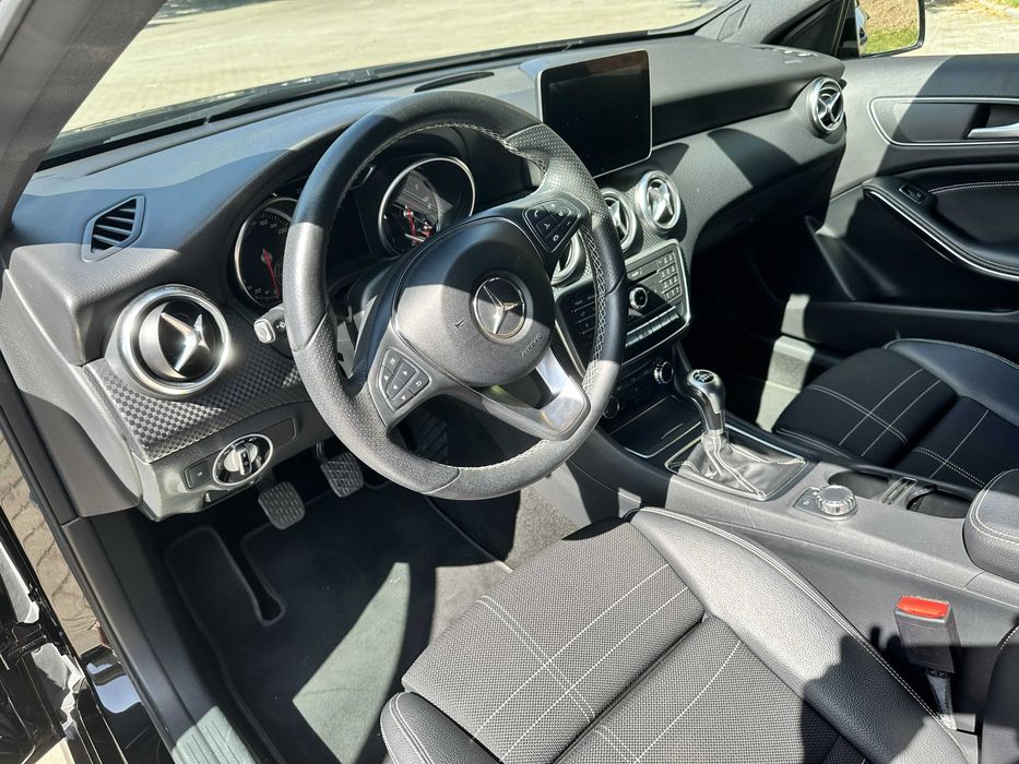 Mercedes A180d Activity Edition como novo