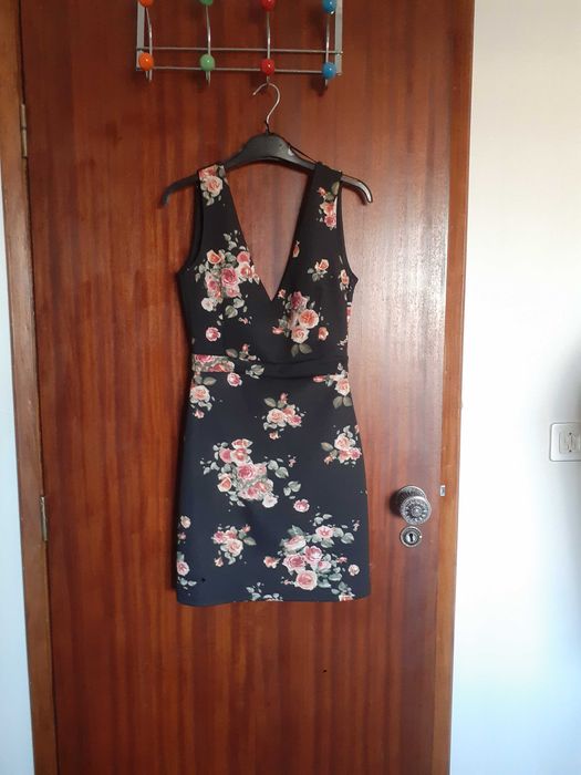 Vestido preto com flores, da Bershka