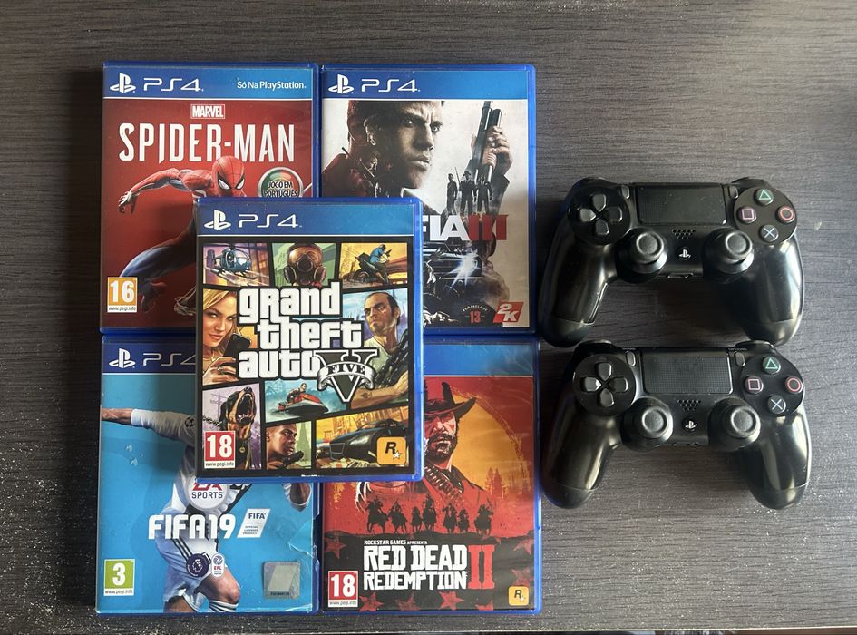 PS4 com 4 jogos e 2 Comandos
