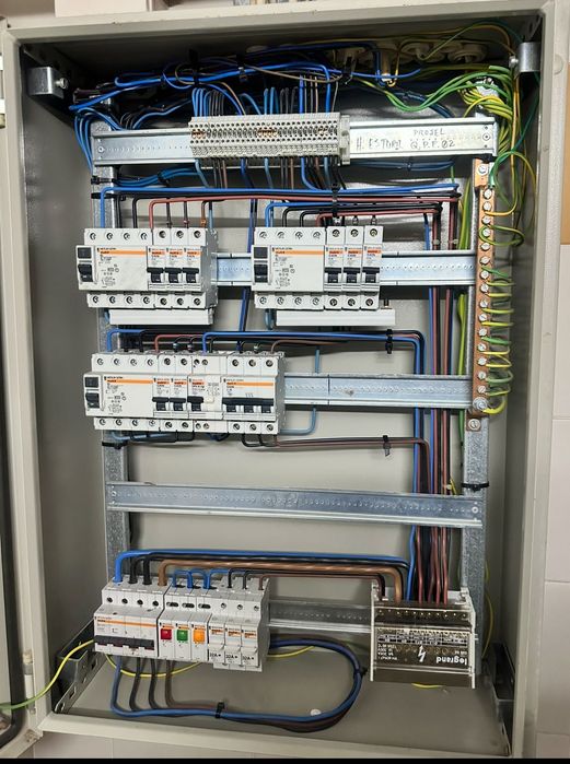 Serviços de Eletricista – Profissional Qualificado DGEG e OEP.