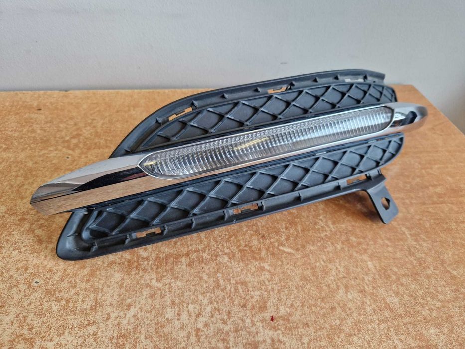 Halogen chrom prawy LED DRL kratka zderzaka prawa Mercedes Bklasa w246