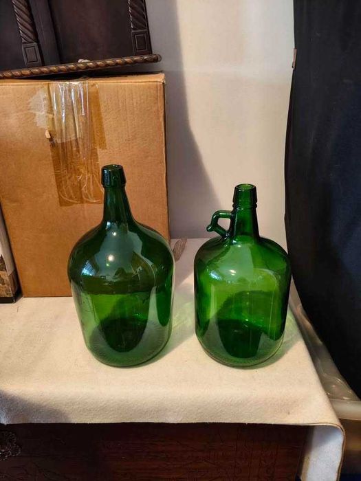 Artigos decorativos: jarras, garrafões, velas, pratos, pinhas