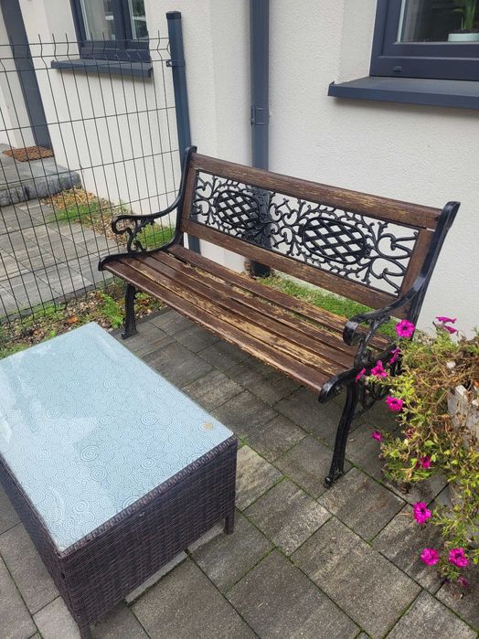 Ławka drewniana z rzeźbionym oparciem.