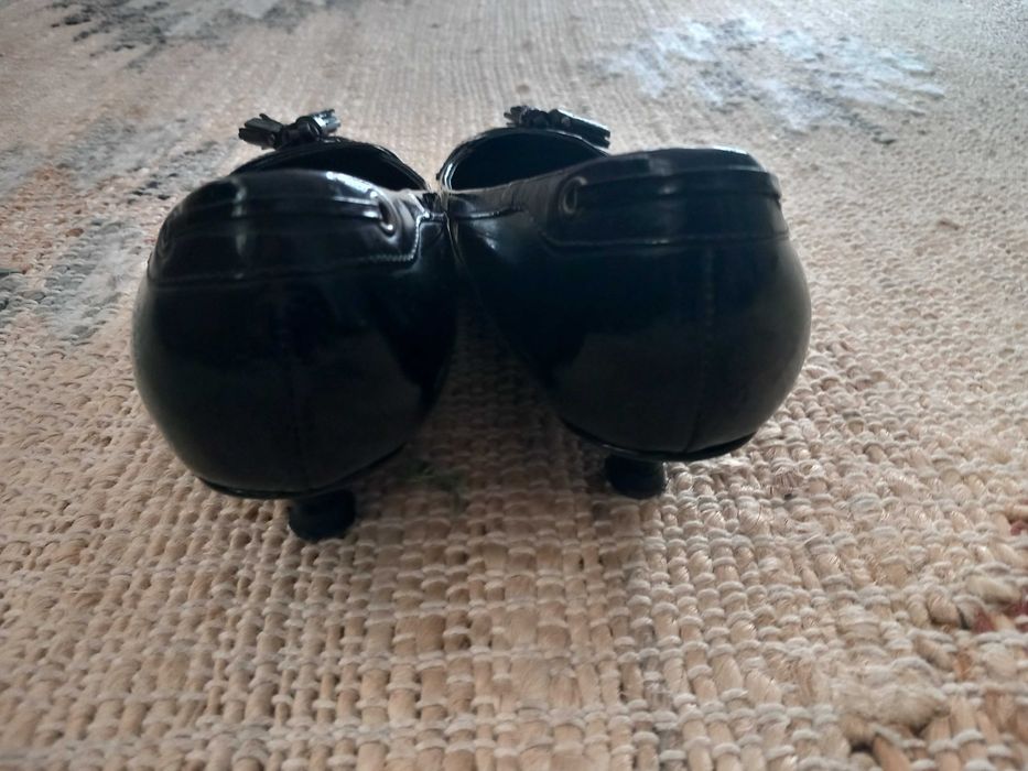 Sabrinas estilo mocassins em couro preto envernizado T37 Lola Cruz