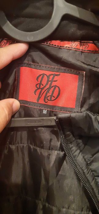 Calça Denim Co,com casaco DFND Couture Apparel.