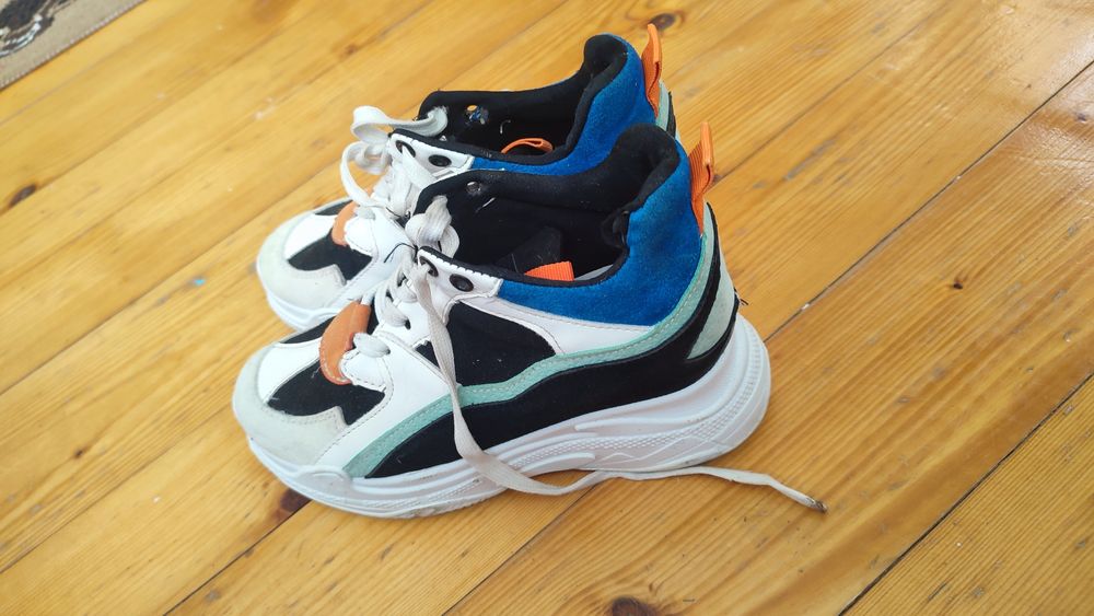 Модні кросівки на танкетці