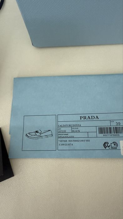 Чорні замшеві лофери Prada.