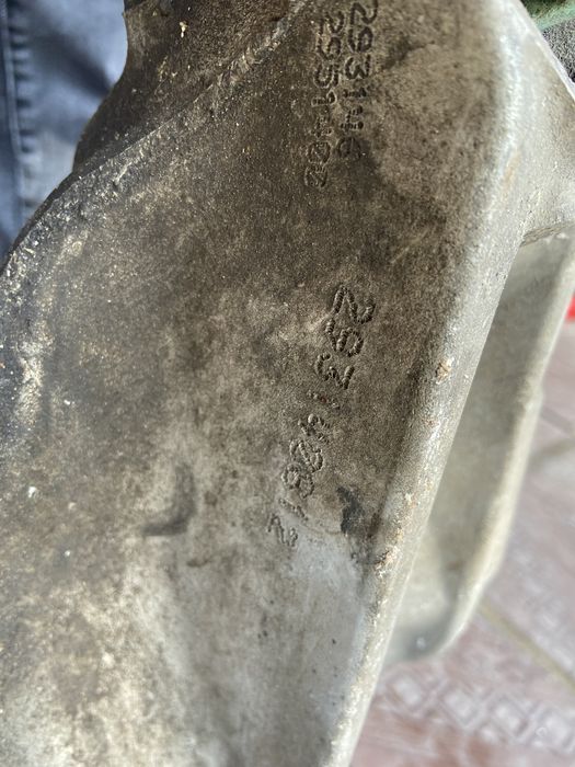 Цапфа/правий поворотний кулак Chrysler 200 2014-2016