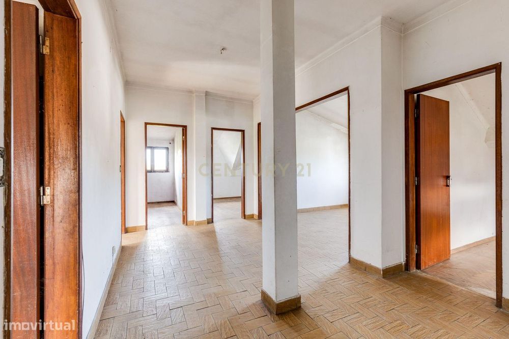 Apartamento T3 de 140 m2  para renovação em Pombal