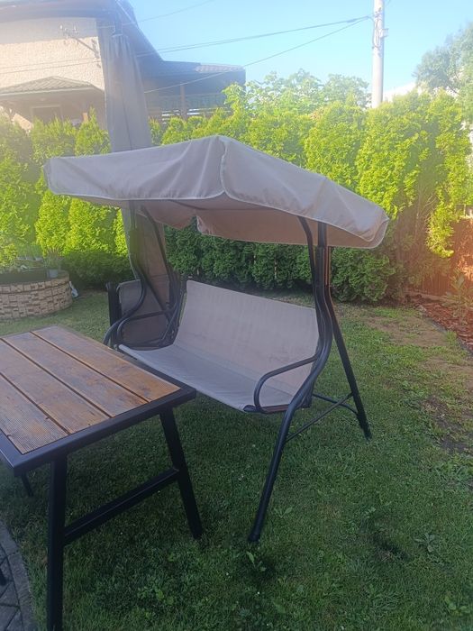 Beżowa huśtawka ogrodowa