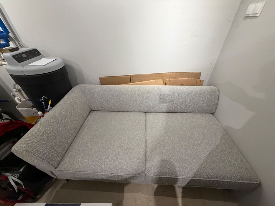 Nowoczesna asymetryczna kanapa (jasnoszara plecionka)