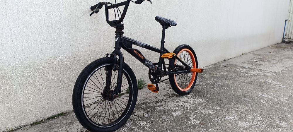 Bicicleta BMX preta