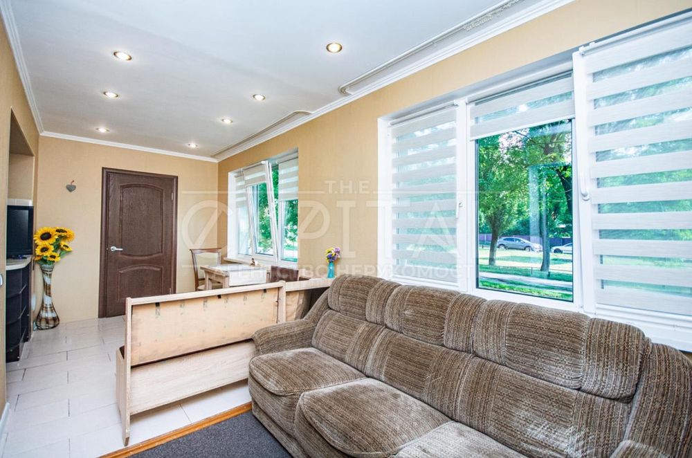 Продаж Фасад! Перший Поверх! Науки 86! Голосіївській Район! 995$ за м²