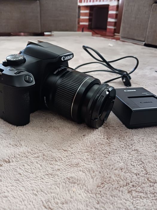 Câmara Canon EOS 1300D, lente com foco automático e mala de transporte