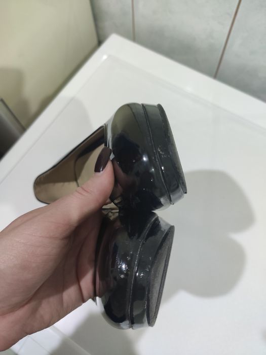 Czarne szpilki lakierowane 38