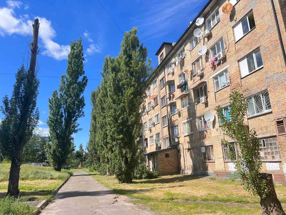 Продам велику 18,7м.кв. кімнату з ремонтом в гуртожитку біля м.Лісова і Чернігівська. ТЕРМІНОВО
