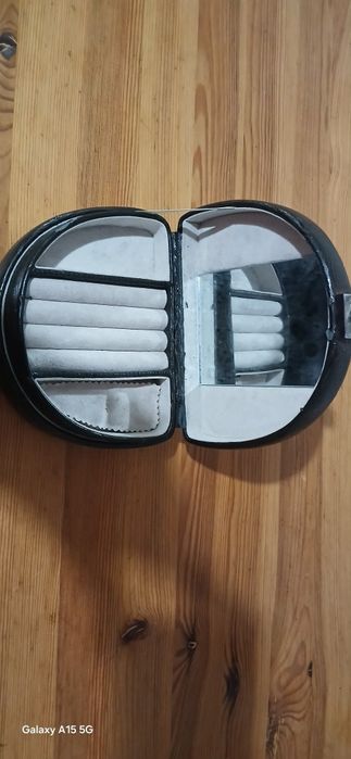 Sprzedam mini kosmetyczkę