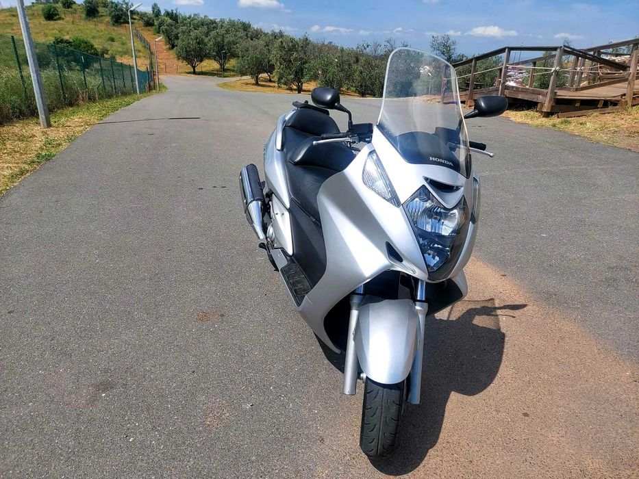 Honda Silver Wing 600 com 21.336 km e revisão feita