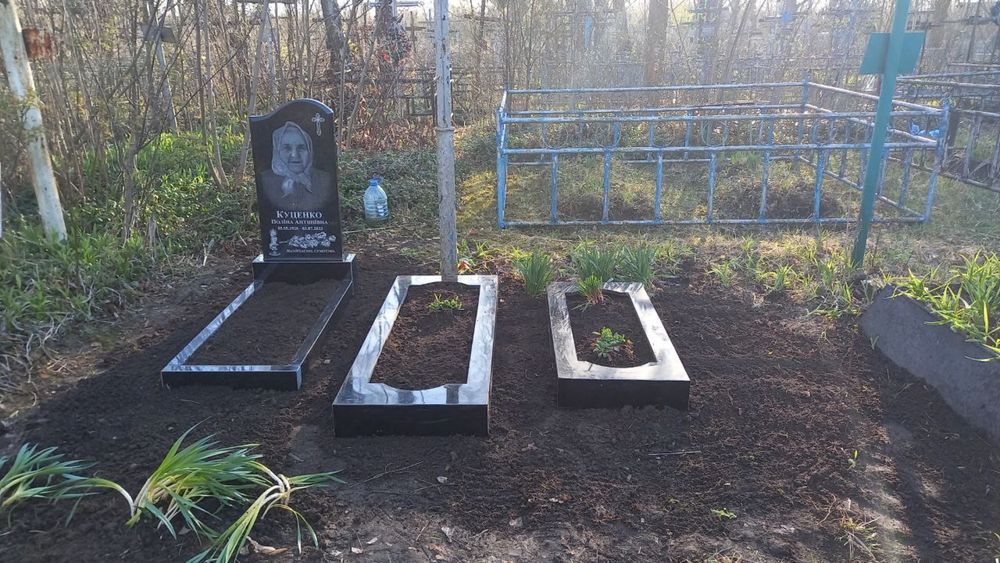 Памятники ,граніт ,бетон ,крошка ,пластик надгробніки ,установки