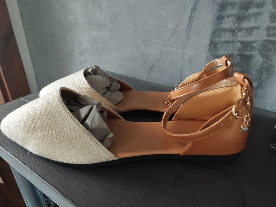 Baleriny damskie zapinane na kostce