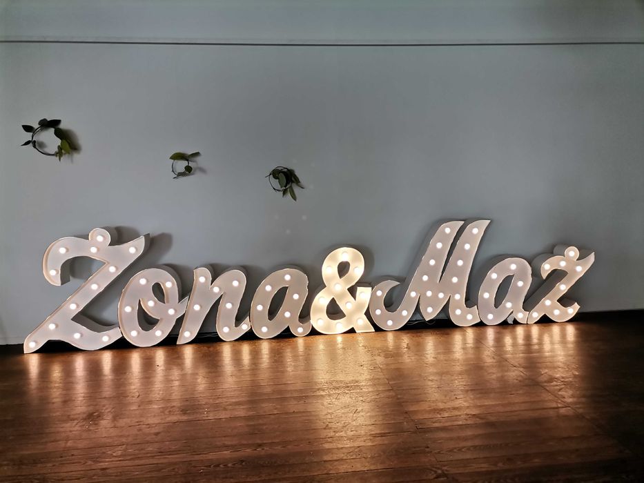 Ślubne dodatki wypożyczalnia. Ciężki dym, napis Love, serce, bańki