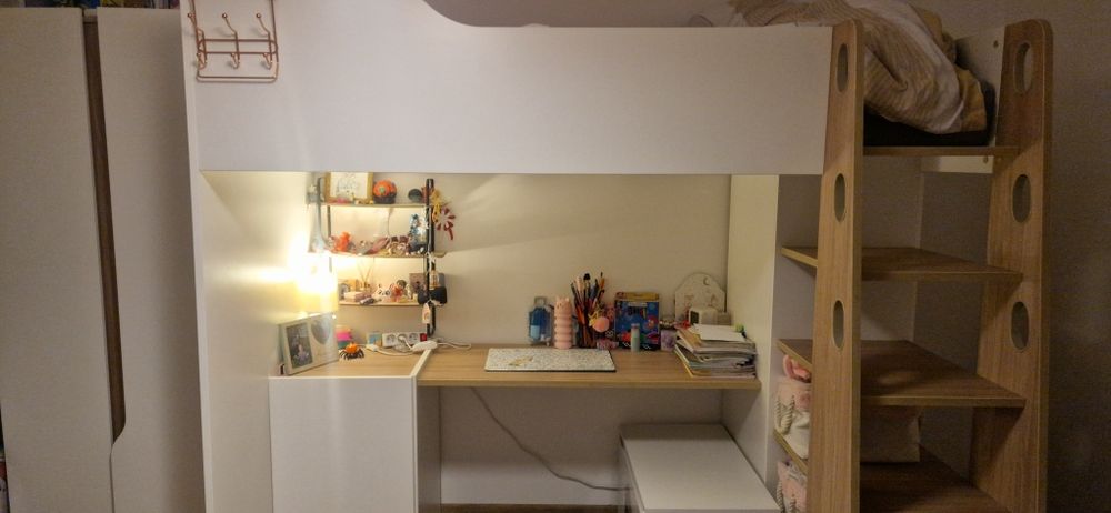 Łóżko piętrowe z biurkiem i szafą