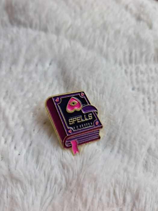 Przypinka pin wpinka pins złota broszka alternative gothic książka