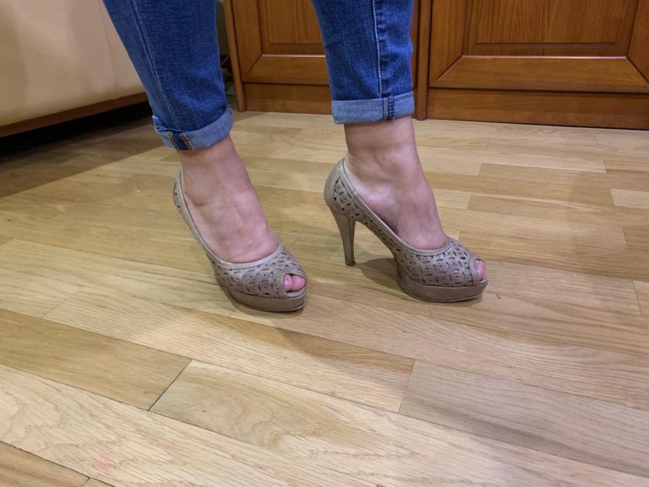 Sapatos salto alto em couro novos