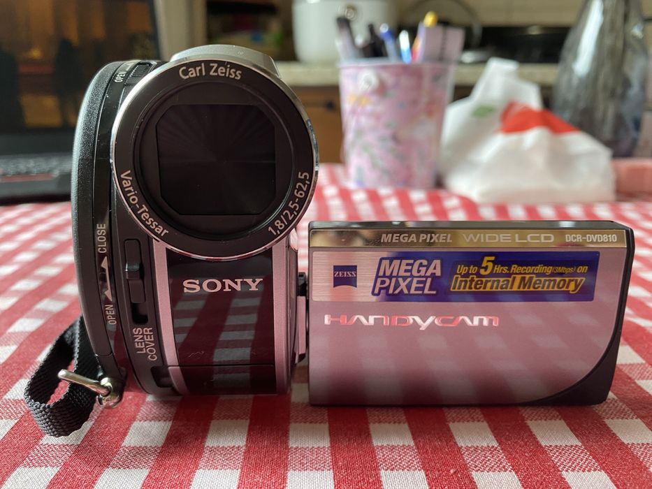 Продам відеокамеру Sony DCR-DVD 810