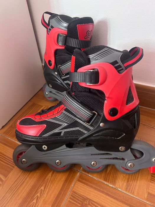 Patins em linha de cor preto e vermelho
