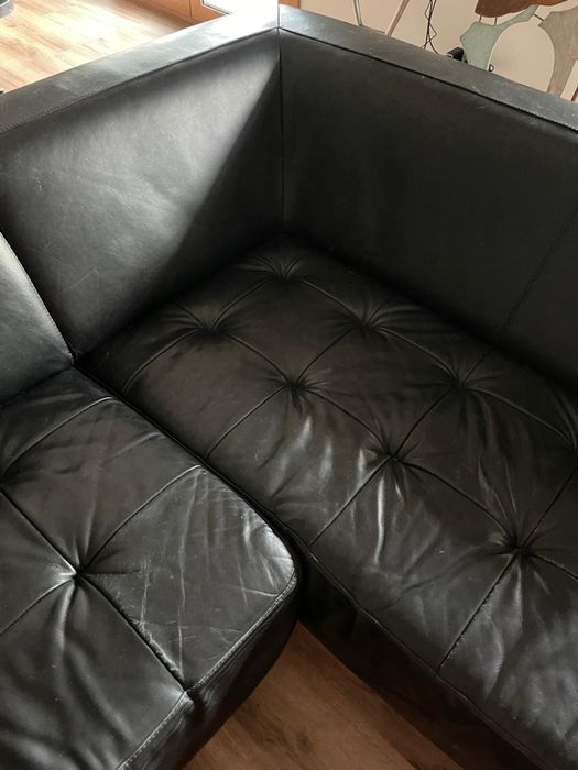 Sofá de cabedal preto com chaise longue