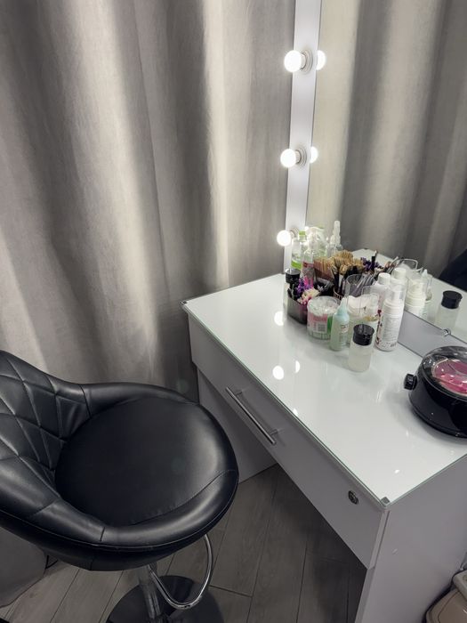 Орендра візажного столика