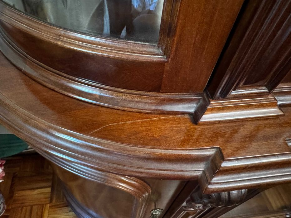 Sala de jantar clássica completa - mesa, 8 cadeiras e grande cristaleira