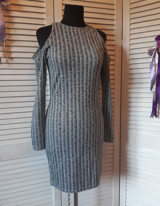 Распродажа! платье в рубчик с вырезами на плечах miss selfridge