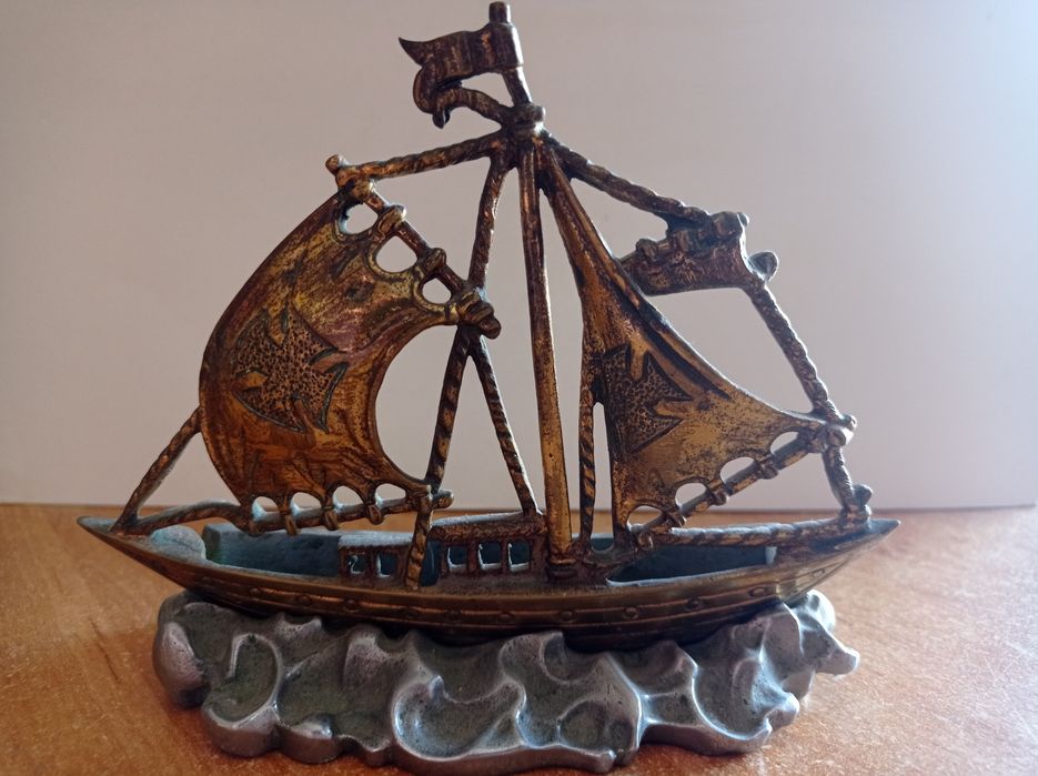 Caravela em bronze/preciosidade centenária