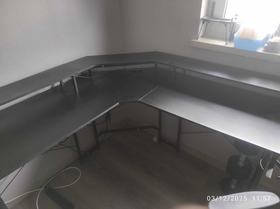 Secretária gaming com tomadas e portas USB