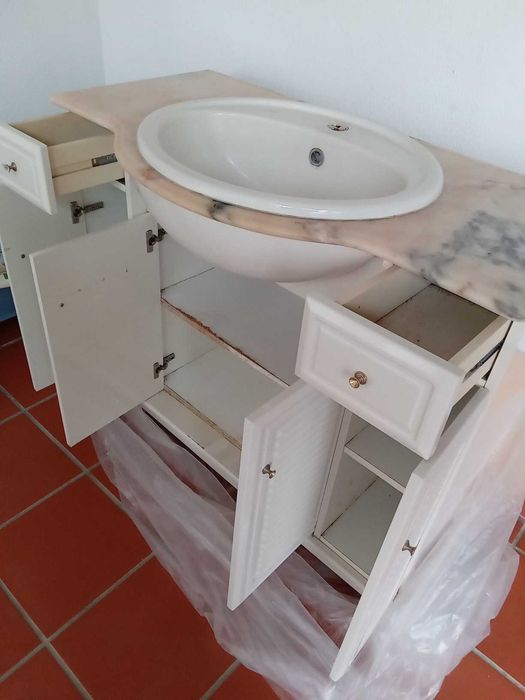 Tampo em pedra com lavatório Indusa.