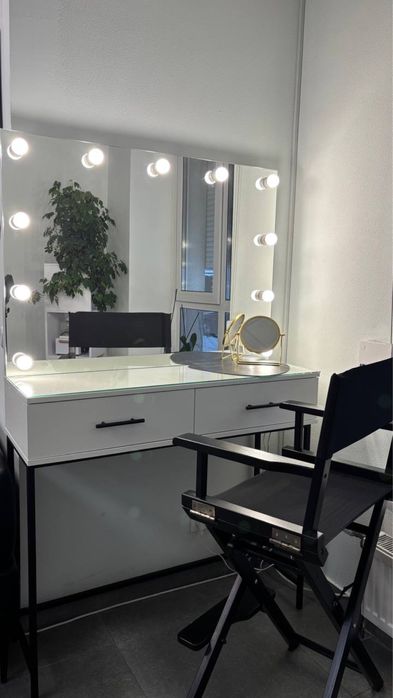 Здається робоче місце для бровіста / візажиста