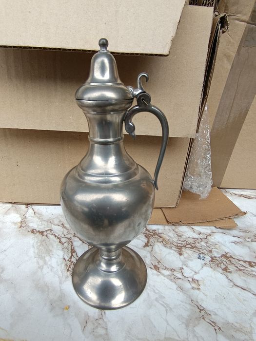 Stary metalowy dzbanek