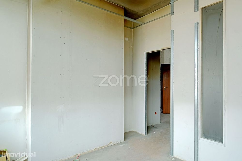 Loja com potencial p/ T2 a 200 m da Casa da Música