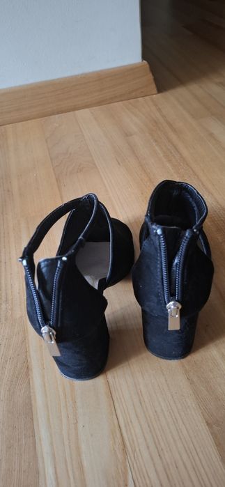 Buty na obcasie  sandały