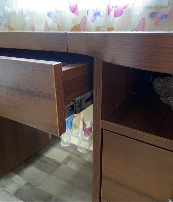 Великий міцний стіл