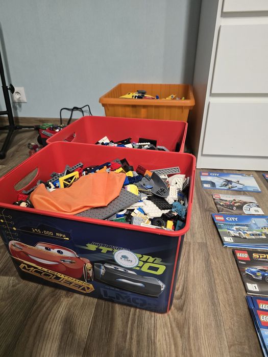Продається близько 40 наборів lego разом з  буклетами для збирання