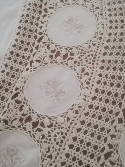 Toalha de renda feita à mão, para mesa redonda. .