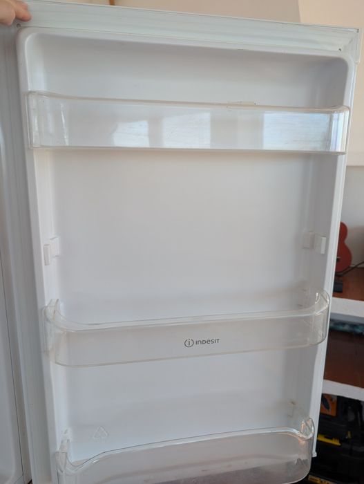 Frigorífico pequeno Indesit modelo TFAA 10