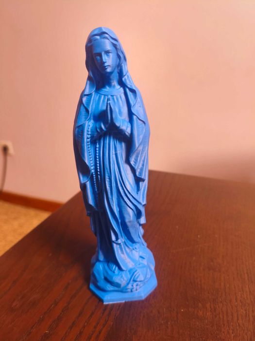 Imagem de Nossa Senhora em oração com terço