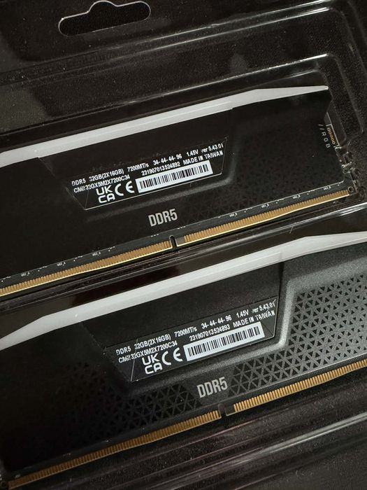 Pamięć RAM CORSAIR Vengeance RGB 32GB (2x16GB) 7200MT/s